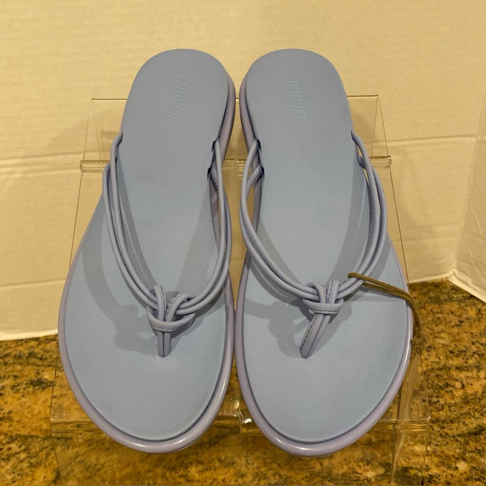 NWT OluKai ‘AKA Sandals Blue Cloud Beach Slippers Flip Flops Women’s Size 9 $79